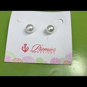 Vintage pierced pearl earrings USA made 70s